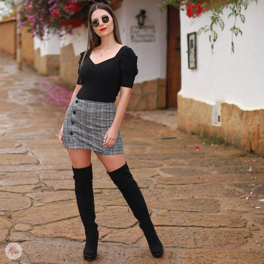 Blusa negra estilo corazón