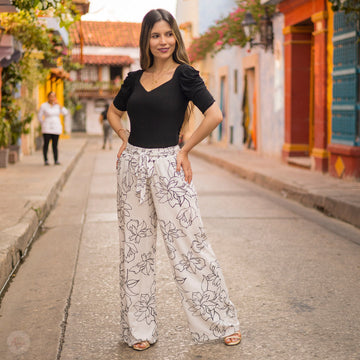 Pantalón Blanco con flores negras + Blusa negra