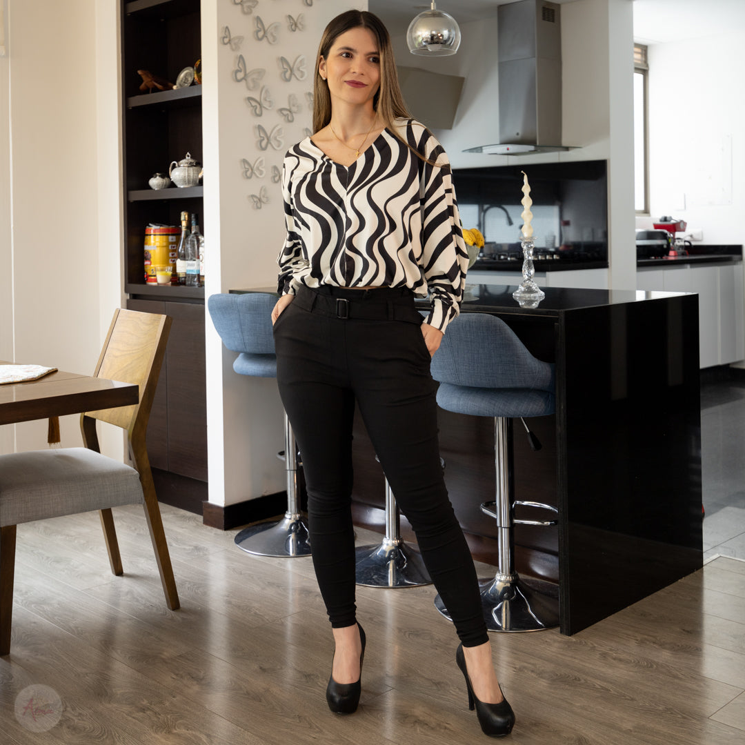 Blusa líneas negras+ Pantalón cinturón