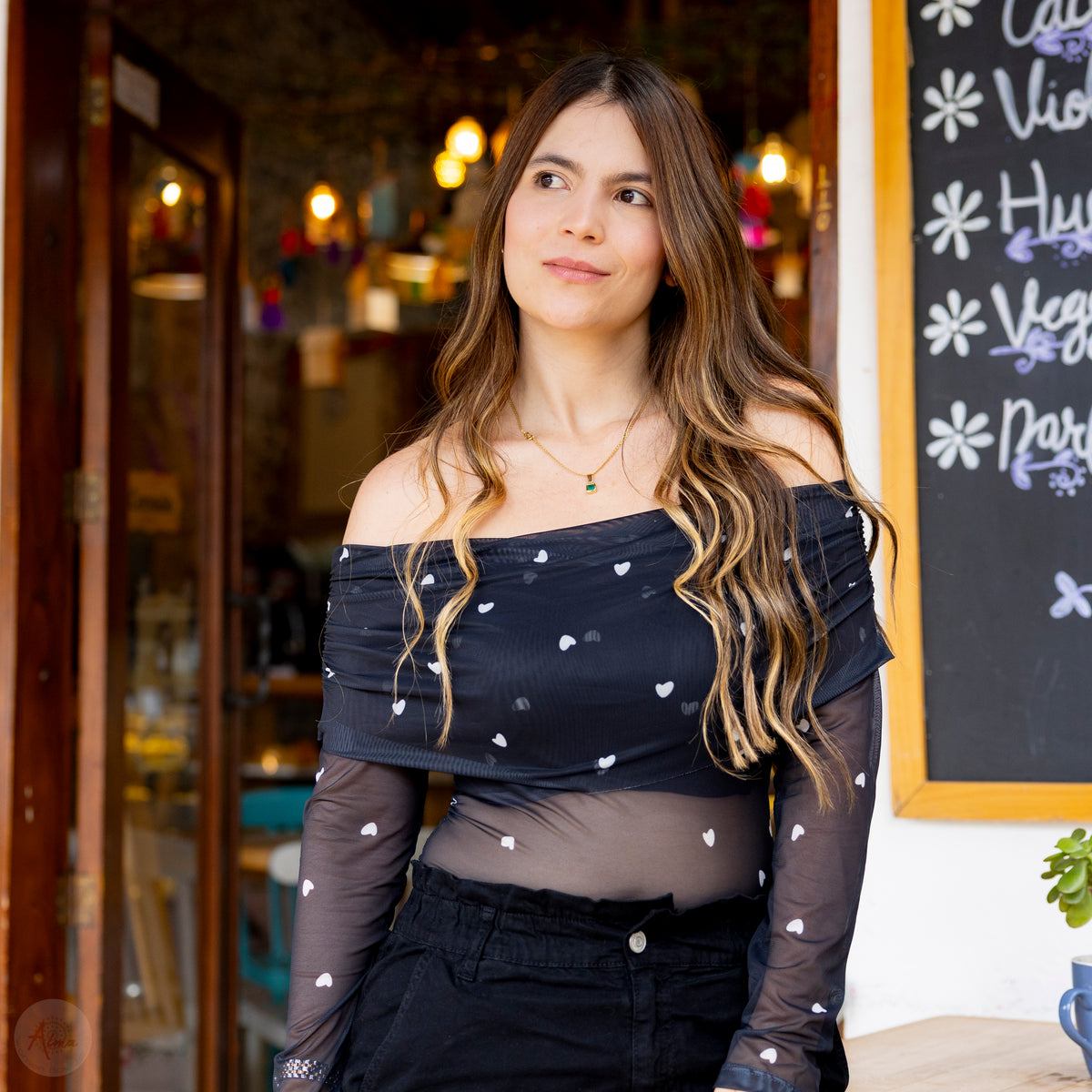 Blusa Negra Velo de Corazones