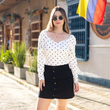 Blusa blanca pepas negras