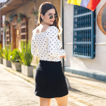 Blusa blanca pepas negras