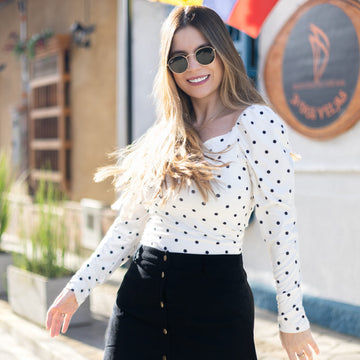 Blusa blanca pepas negras