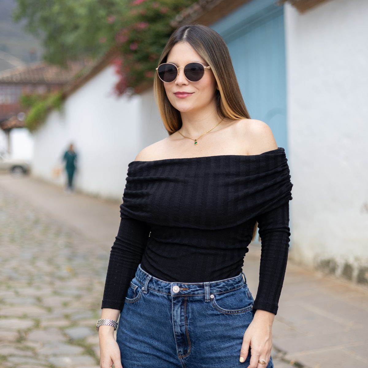 Blusa negra tipo bandeja