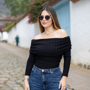 Blusa negra tipo bandeja