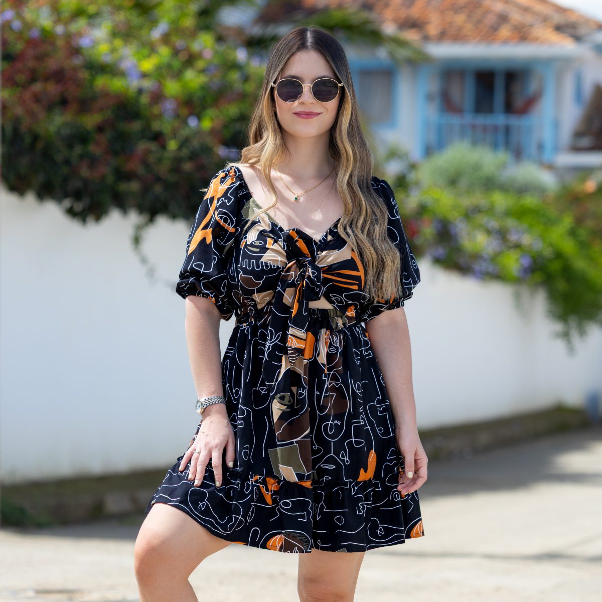 vestido negro con caras