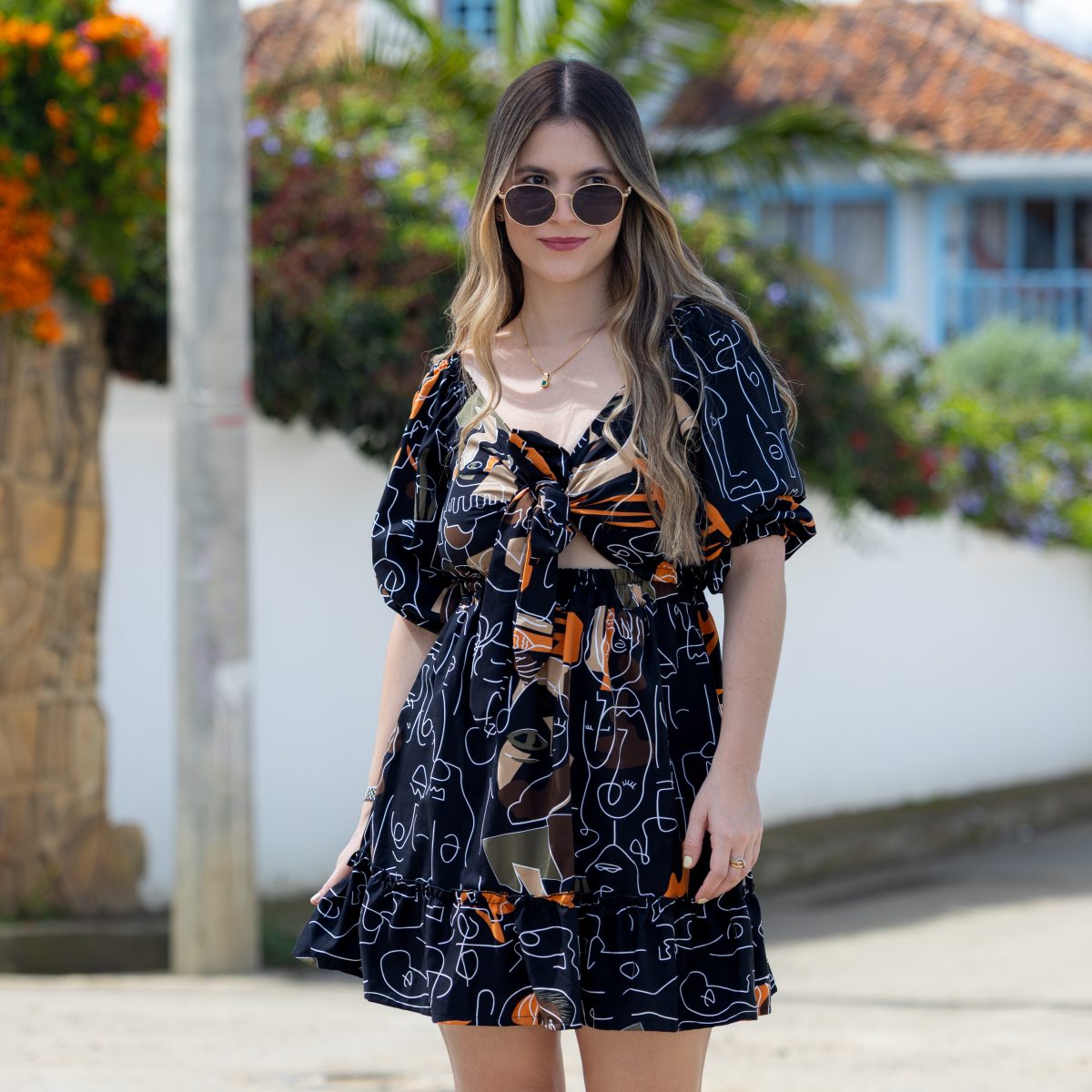 vestido negro con caras