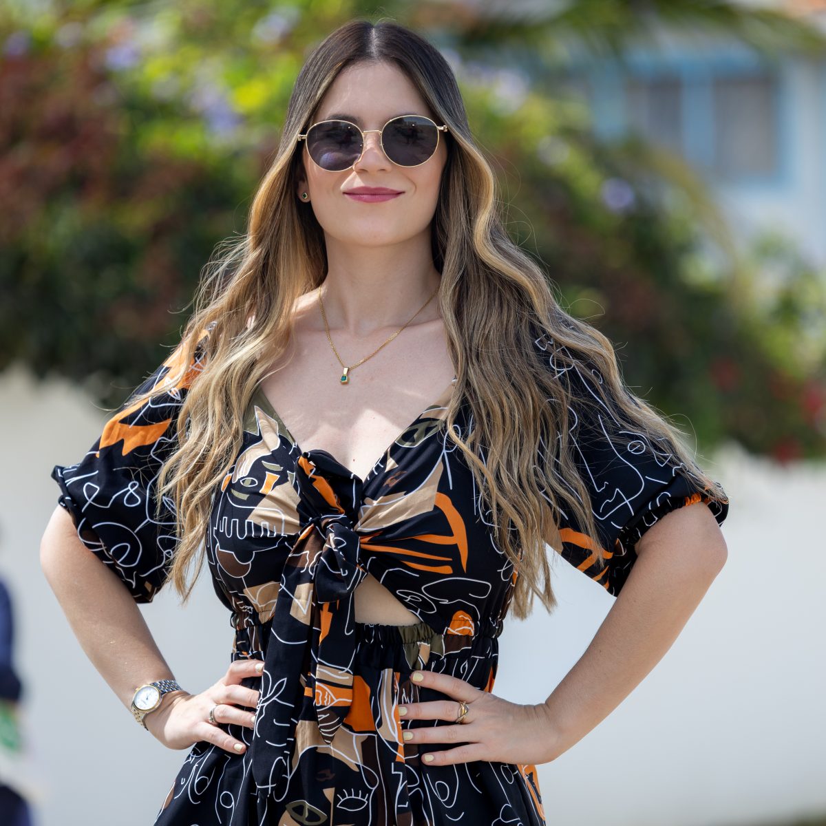 vestido negro con caras