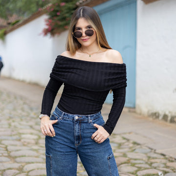 Blusa negra tipo bandeja