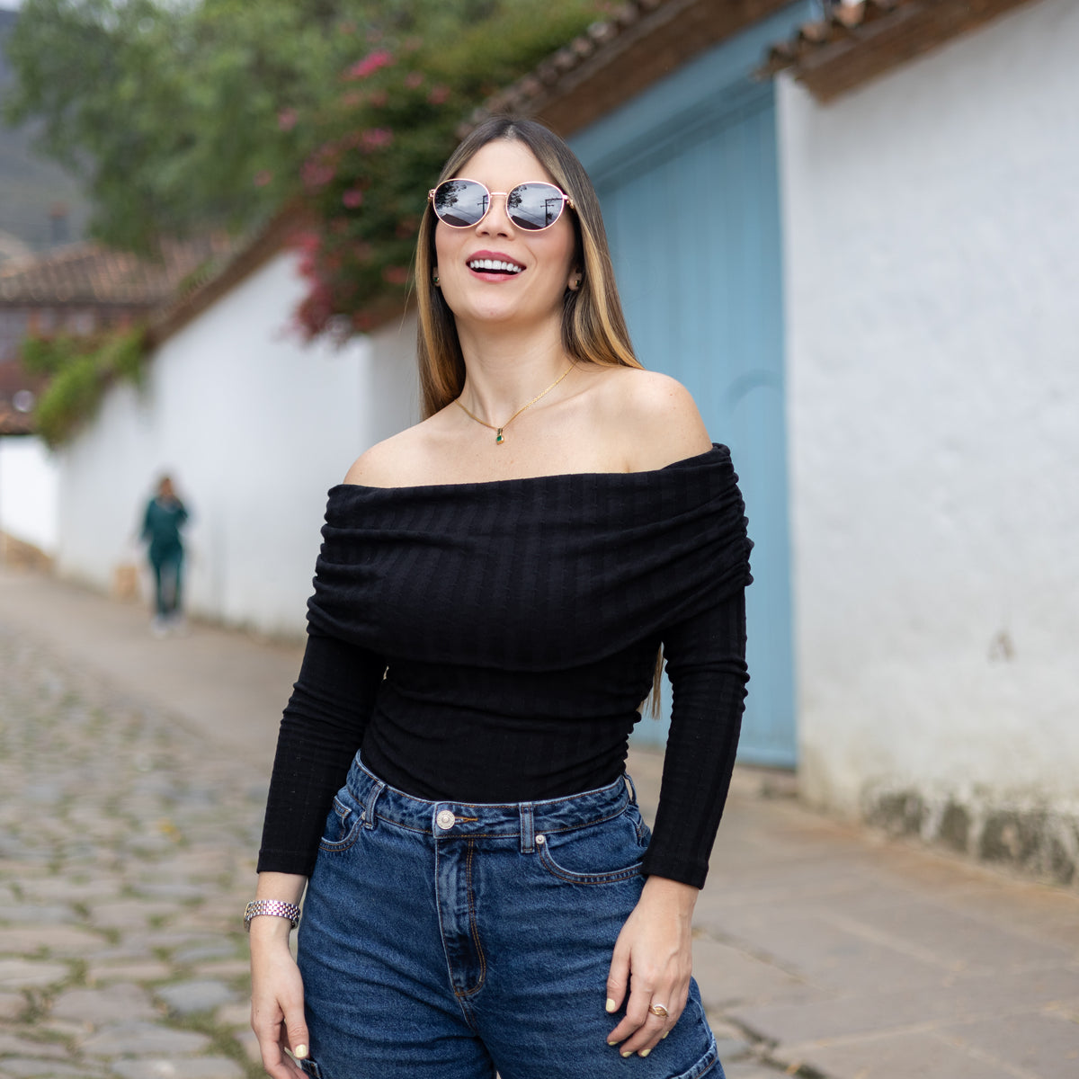 Blusa Negra Cuello Bandeja