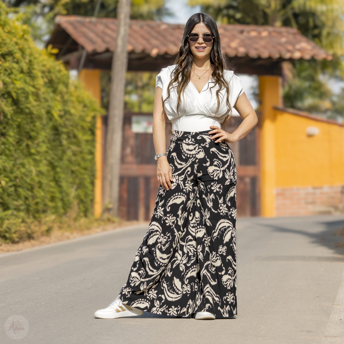 Pantalón negro flor beige + Blusa