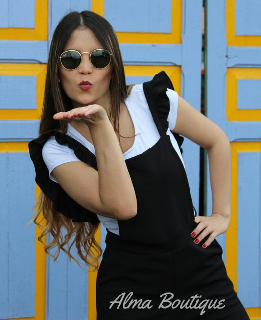 Enterizo Negro Arandelas en los Hombros + Camisa Blanca