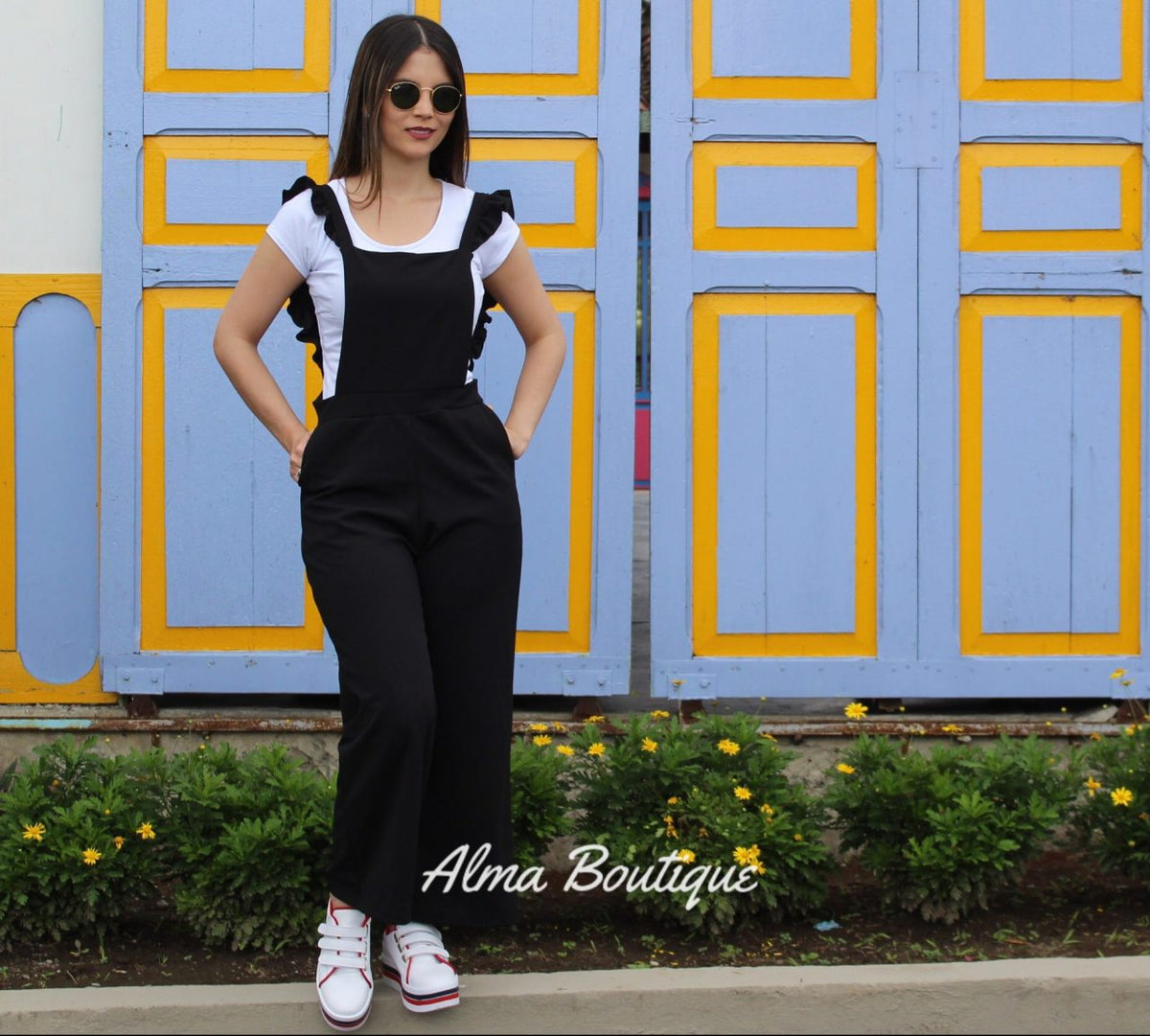 Enterizo Negro Arandelas en los Hombros + Camisa Blanca