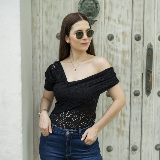 Blusa blonda negra