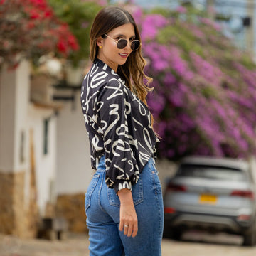 Blusa negra moño