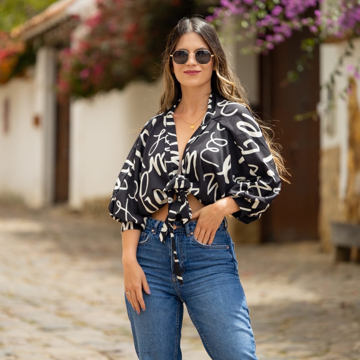 Blusa negra moño